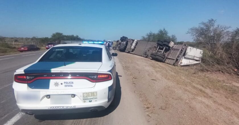 Recomiendan precaución por volcadura de camión