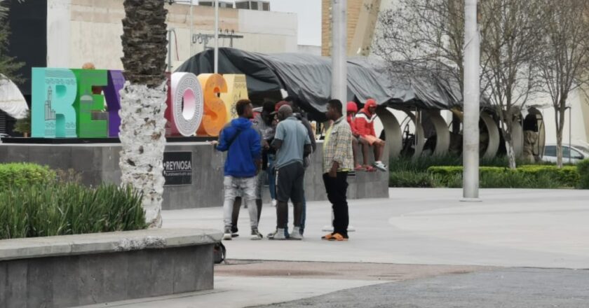 Inundan haitianos la plaza Miguel Hidalgo