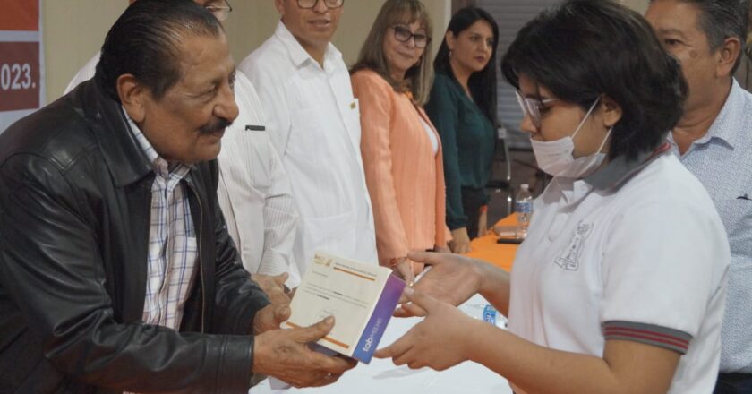 Reconoció Arnulfo entrega de alumnos y maestros