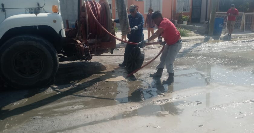 Sondeó COMAPA drenajes en colonia Modelo