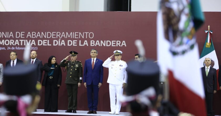 Encabezó Gobernador ceremonia de Día de la Bandera