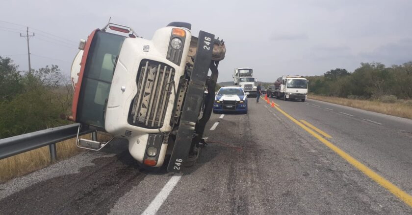 Enésima volcadura de trailer en carretera