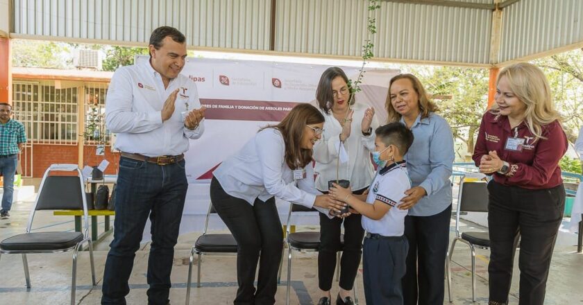 Recorren escuelas para promover valores cívicos