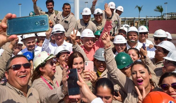 Entregó Américo documento de su Primer Informe al Presidente