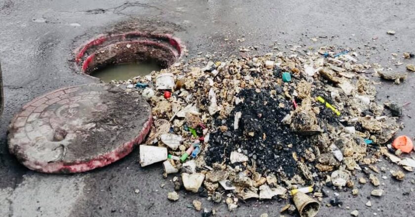 Exhorta COMAPA a no tirar basura o gracias en el drenaje sanitario