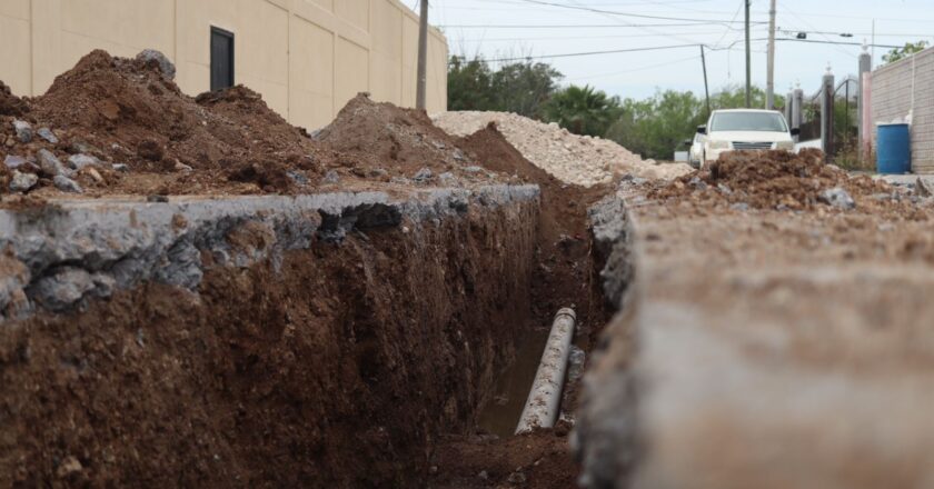 Trabaja COMAPA en la reparación de 92 metros lineales de drenaje en la colonia Magisterial