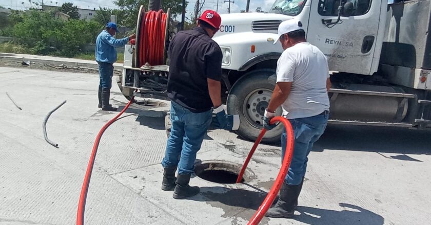 Sondeó COMAPA drenajes en dos colonias