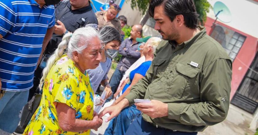 Alcalde y DIF entregaron apoyos a abuelitos