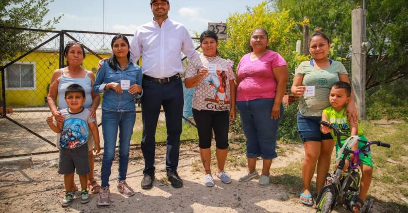 Confirman madres de familia registro de becas en línea