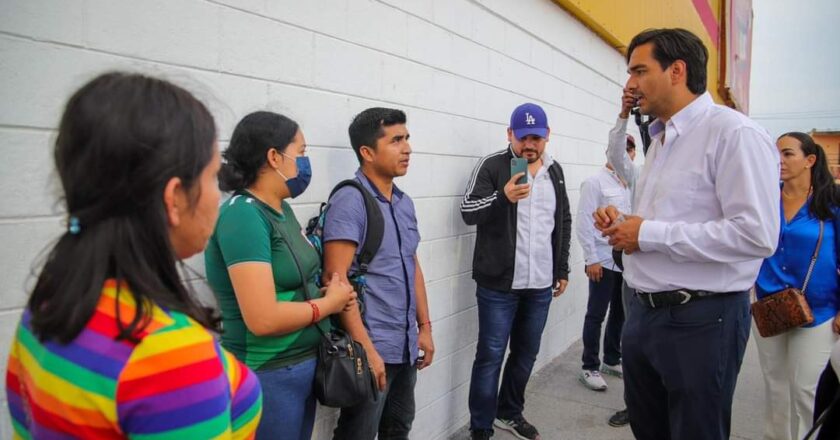 Entrega Carlos Peña Ortiz folios para becas en colonias y supermercados