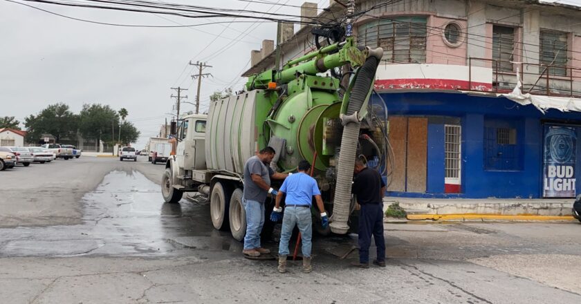 Con limpieza de pozos y colectores se benefician habitantes y comerciantes de la zona Centro