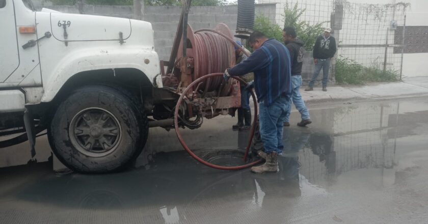 Atendió COMAPA reporte de fuga de aguas residuales en Ampliación Delicias