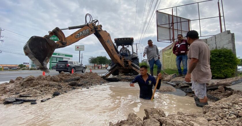 Repara COMAPA fuga de agua en el bulevar Hidalgo