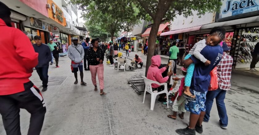 Haitianos hacen mercado en la peatonal