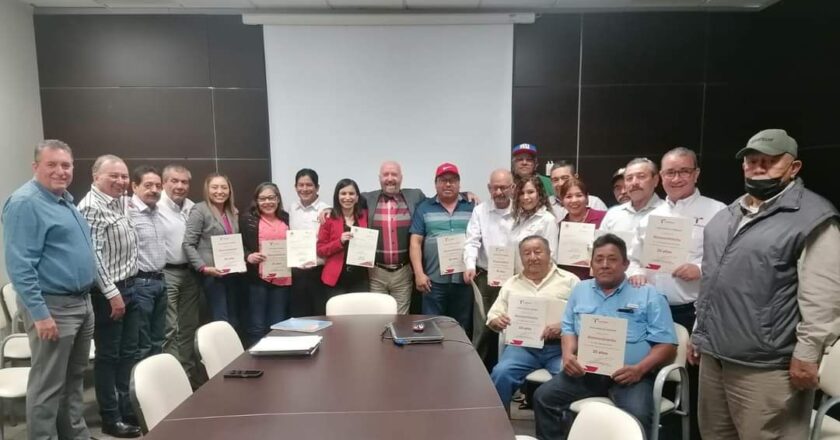 Brindan reconocimiento a trabajadores con más de 25 años en la CEAT