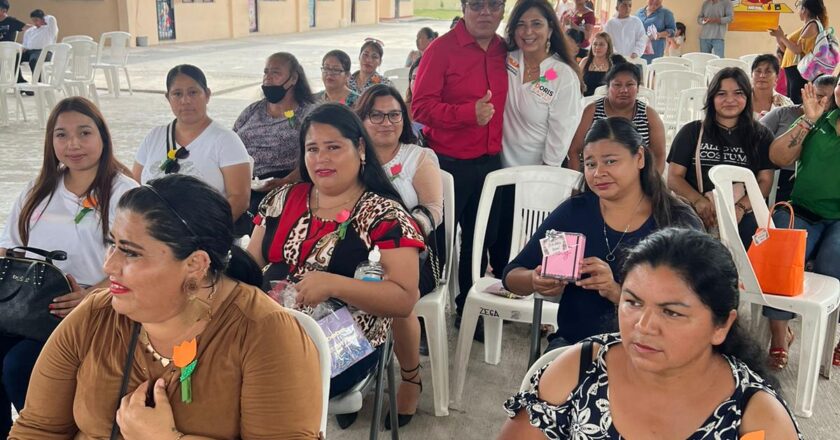 Convive y festeja Doris Cantú a mamás d diferentes sectores de Reynosa