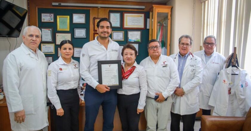 Reconocen médicos del Hospital General al Alcalde de Reynosa