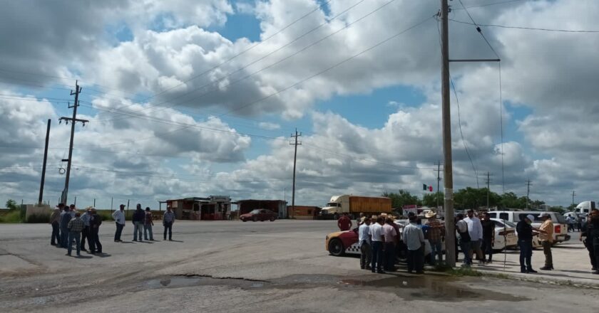 Por manifestación cierran tramo carretero