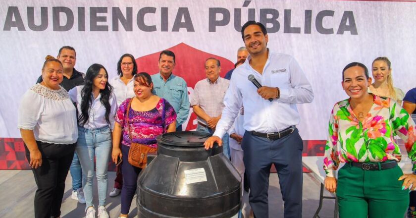 Entregó Alcalde tinacos para agua en Puerta Grande