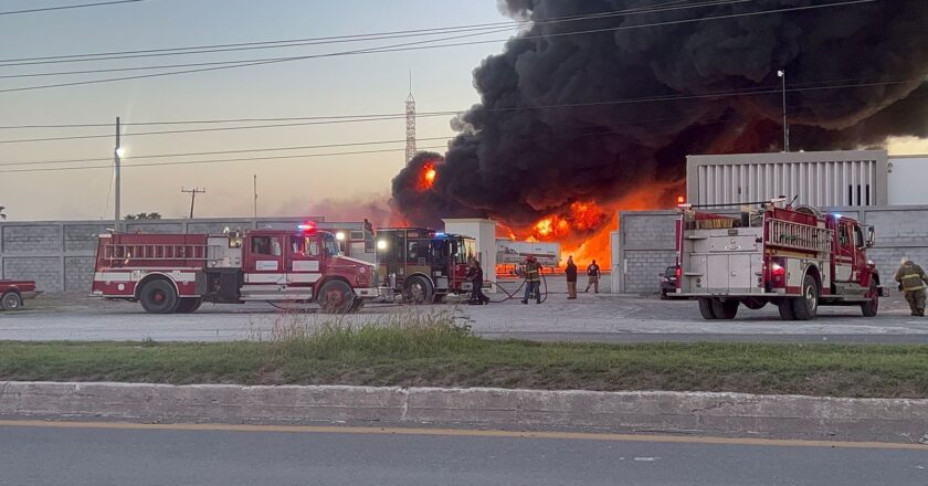 GE atendió incendio de cilindros d pipa con gasolina