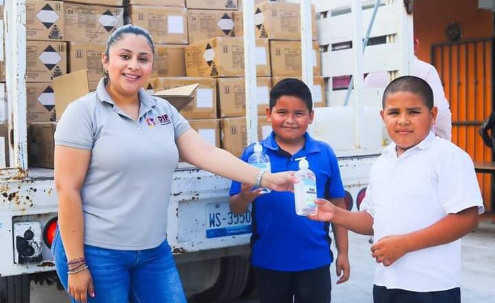 Entrega DIF Reynosa gel antibacterial en escuelas