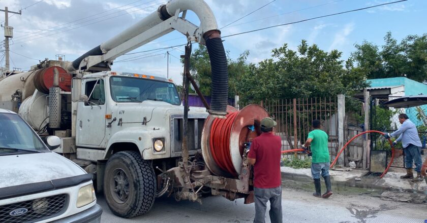 Se benefician vecinos de Integración Familiar con trabajos de desazolve de COMAPA