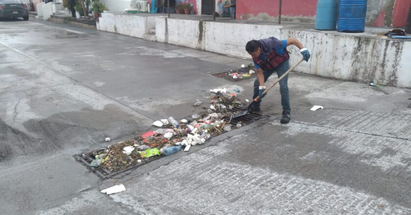 Tras lluvia trabajan cuadrillas de COMAPA en limpieza de drenes y pluviales