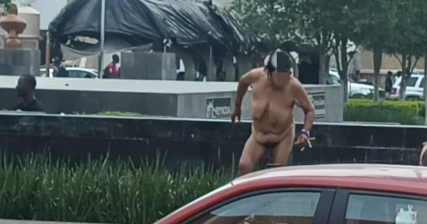 Mujer se baña desnuda en fuente de la plaza Hidalgo