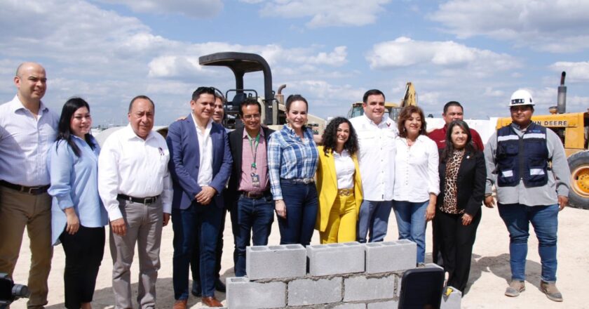 Colocaron primera piedra de Bodega Aurrerá en Paseo Monterrey