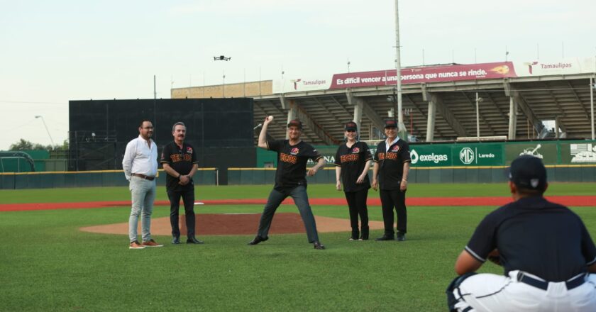 Lanza Américo primera bola en partido de la Liga Mexicana de Beisbol