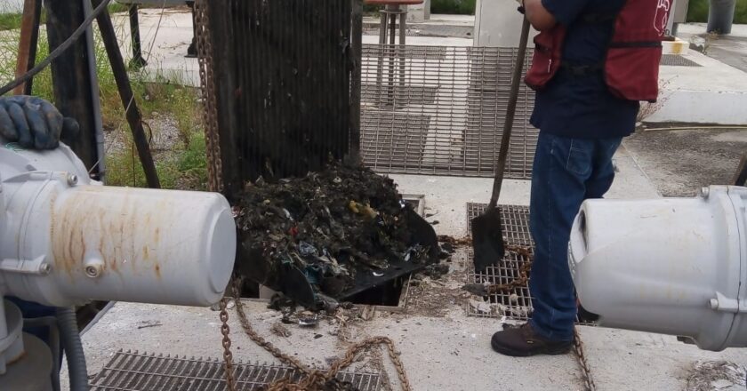 Basura arrojada a la calle obstruye los cárcamos: COMAPA