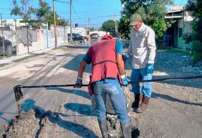 Previene COMAPA fugas de aguas residuales en Villa Esmeralda