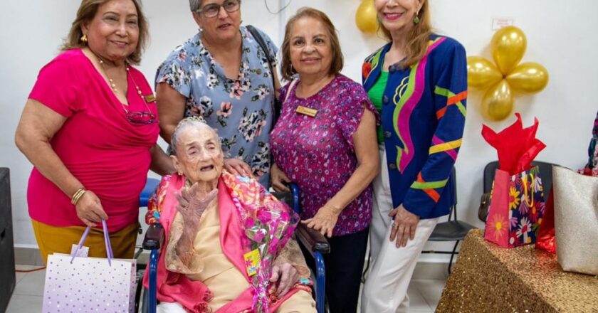 Celebra DIF Reynosa un siglo de vida de abuelita