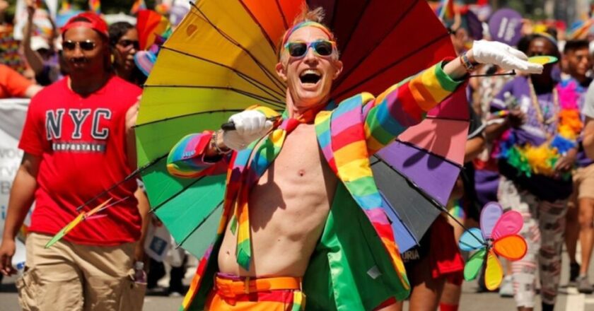 Insisten en pintar bandera LGBT+ en cruces peatonales