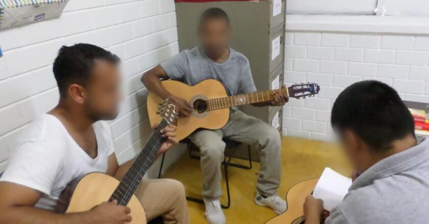 Persona privada de la libertad imparte clase de música