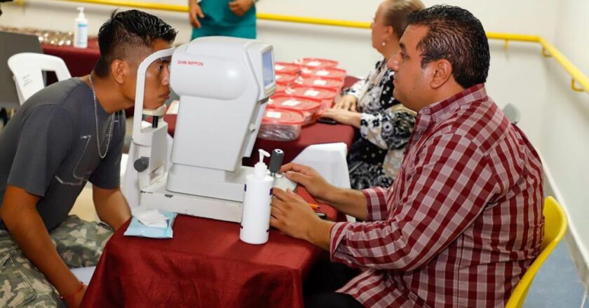 Impulsa Alcalde campaña permanente de lentes gratuitos