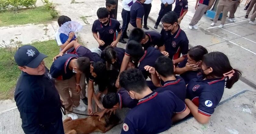 Binomio canino de la Guardia Estatal visitó escuela secundaria