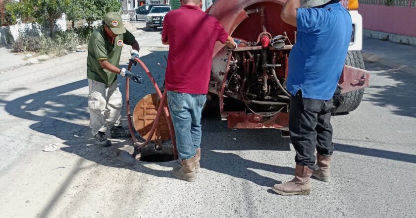 Llama COMAPA a no arrojar basura al drenaje sanitario