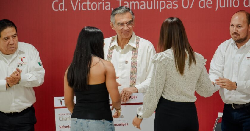 Reactivó Gobernador entrega de becas y útiles