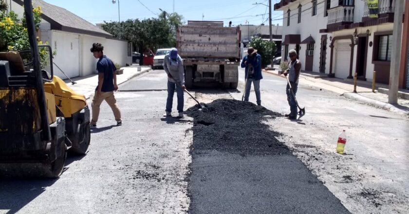 Trabajaron Municipio y COMAPA en rehabilitación de drenaje sanitario en la colonia Longoria