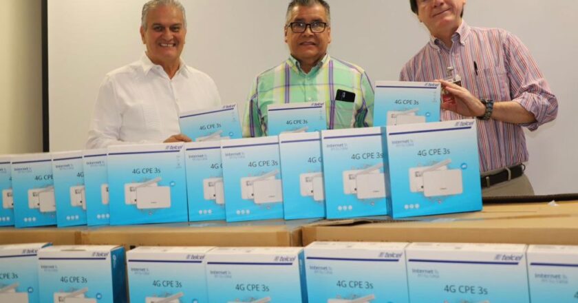 Fortalecen centros de salud con nuevos equipos de cómputo