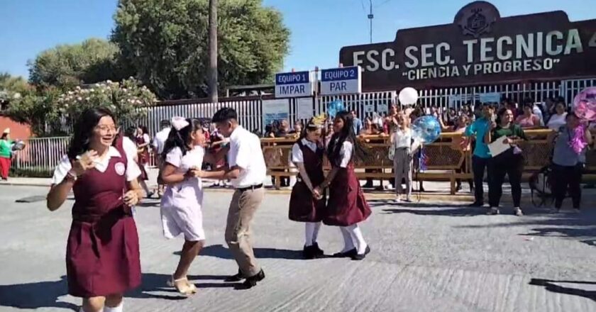 Arman baile de graduación en plena calle