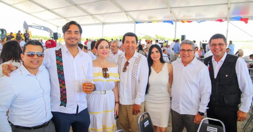 Asistió Alcalde Carlos Peña Ortiz a ceremonia con el Gobernador Américo Villarreal Anaya