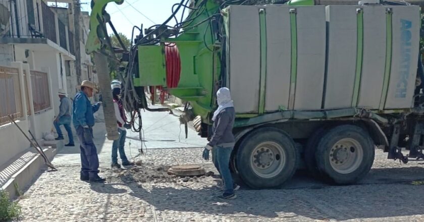 Limpieza de pozos mejora servicios de drenaje en las colonias