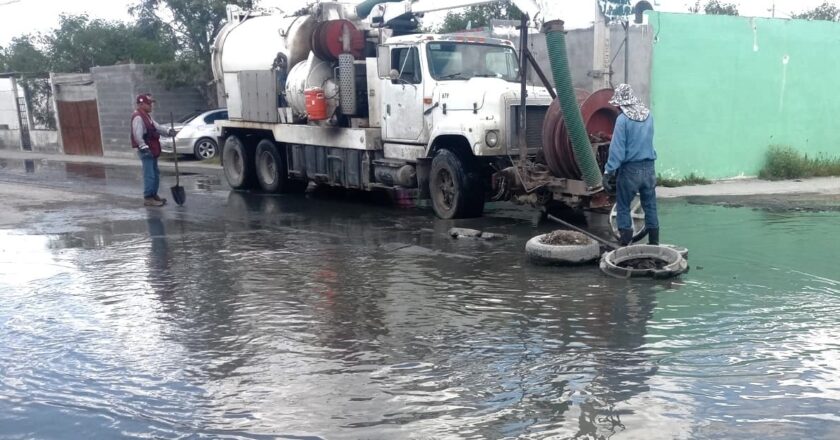 Soluciona COMAPA fuga de agua residual en Paseo de las Flores