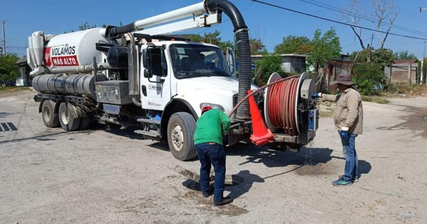 Atienden Obras Públicas y COMAPA reportes de drenaje sanitario