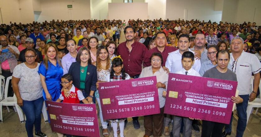 Entregó Carlos Peña Ortiz tarjetas de Becas a alumnos de primaria