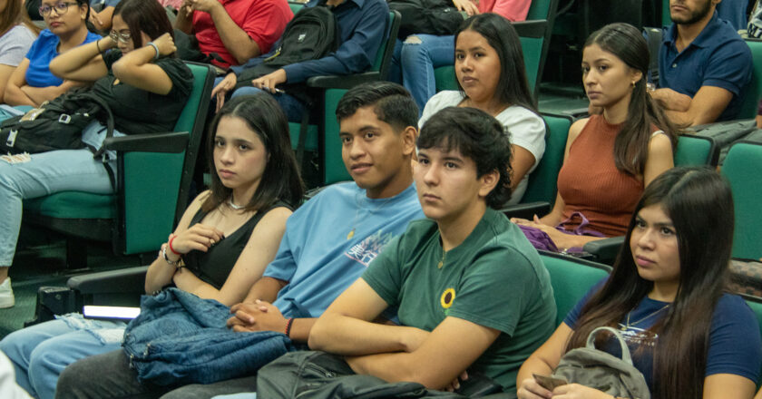 Dara Rector de la UAT bienvenida a universitarios