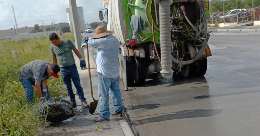 Se benefician vecinos de Villa Florida con sondeos de líneas y reparación de fugas