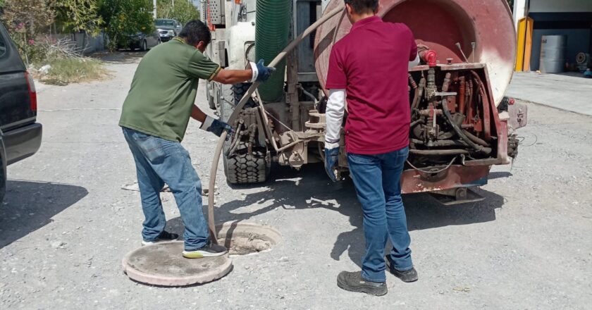 Llevó COMAPA limpieza de drenaje sanitario a colonias del Sector Granjas